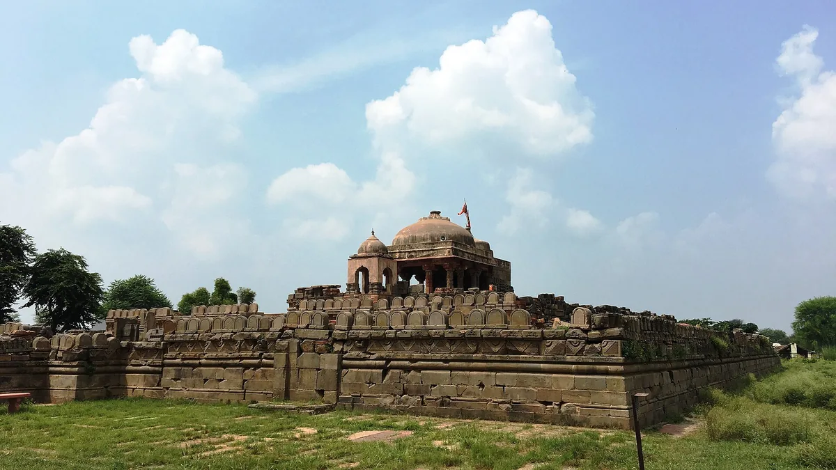 Abhaneri Heritage Palaces & Historic Rajasthan Citadel in Abhaneri, Rajasthan – Delhi to Abhaneri Urbania on rent for family & group tours