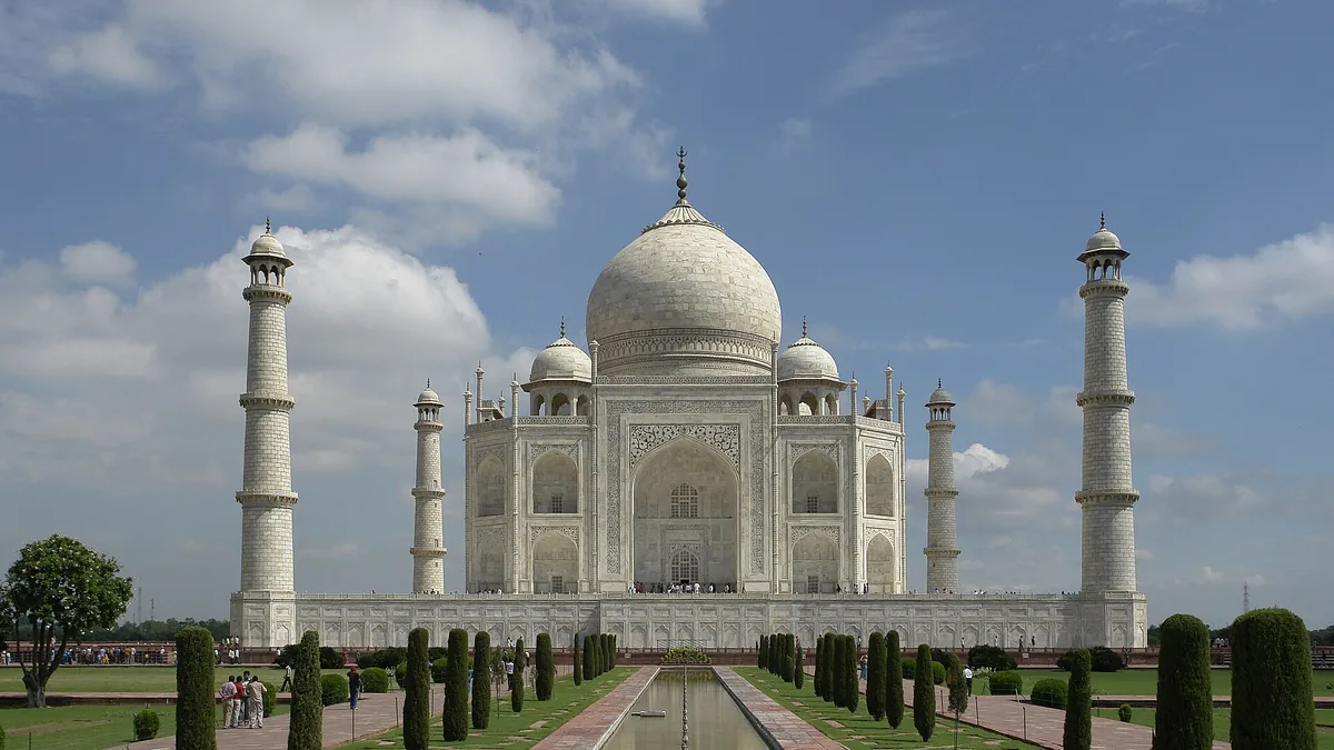 Taj Mahal & Agra Fort UNESCO World Heritage in Agra, Uttar Pradesh – Delhi to Agra Urbania on rent for family & group tours