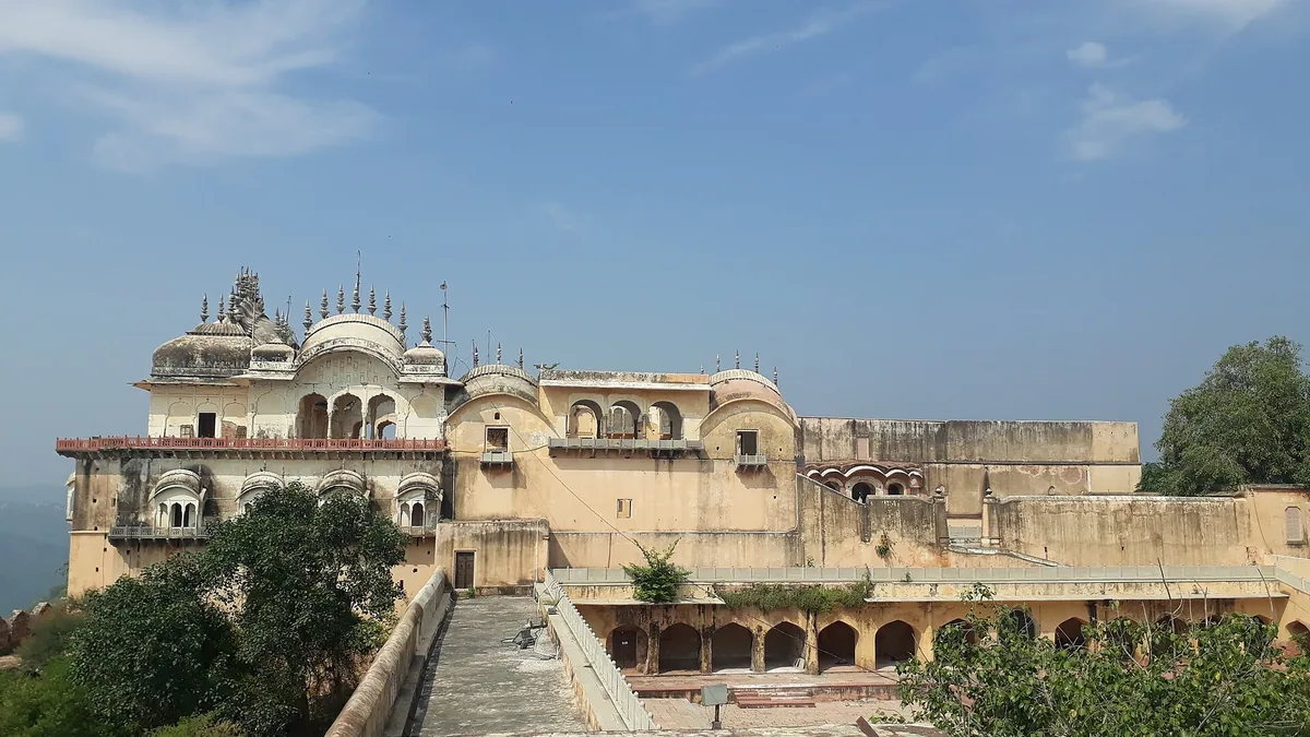 Bala Quila Fort & Siliserh Lake Palace in Alwar, Rajasthan – Delhi to Alwar Urbania on rent for family & group tours