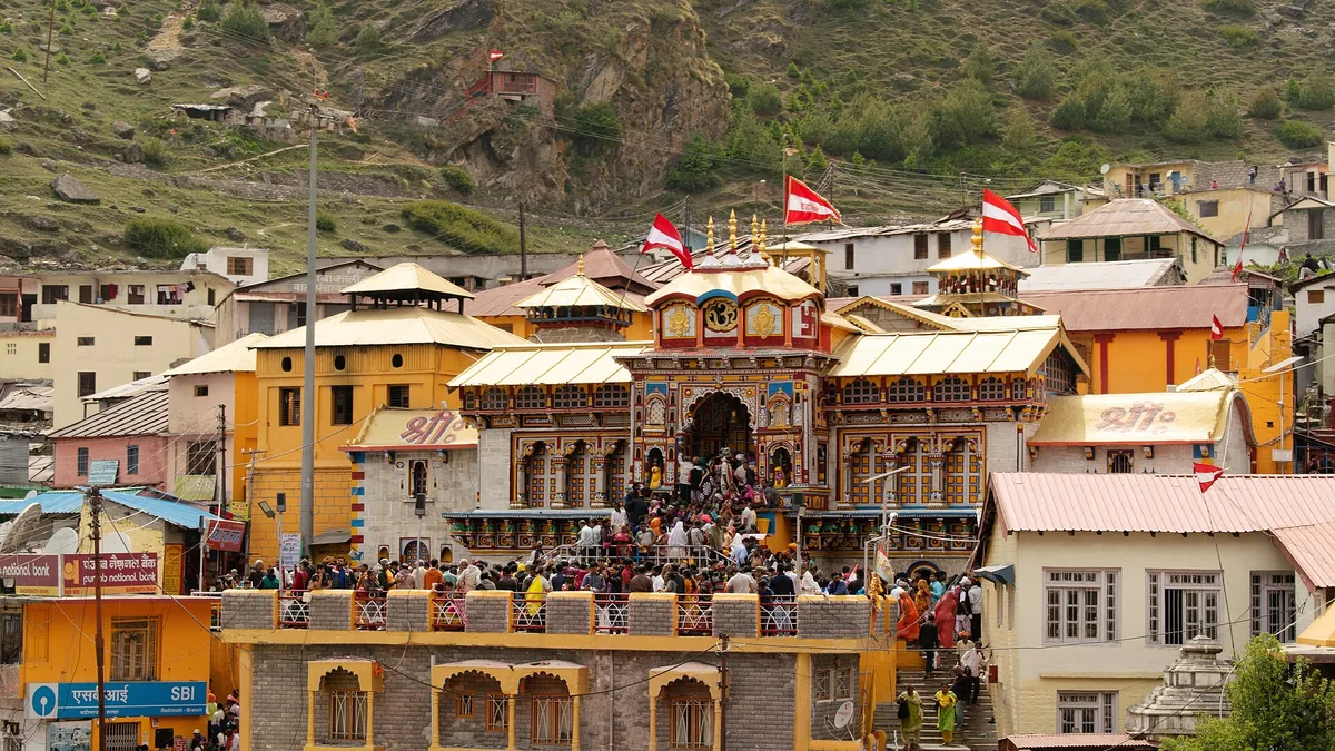 Badrinath Temple & Alaknanda River Neelkanth Peak in Badrinath, Uttarakhand – Delhi to Badrinath Urbania on rent for family & group tours