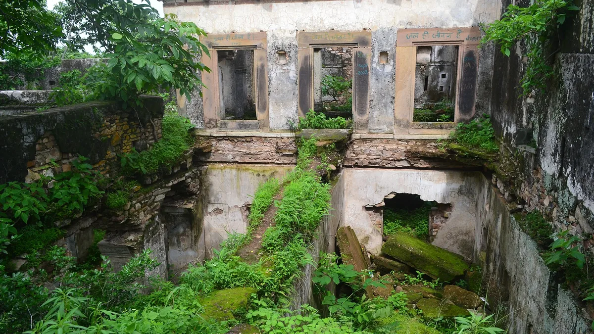 Ancient Bayana Fort in Bayana, Rajasthan – Delhi to Bayana Urbania on rent for family & group tours