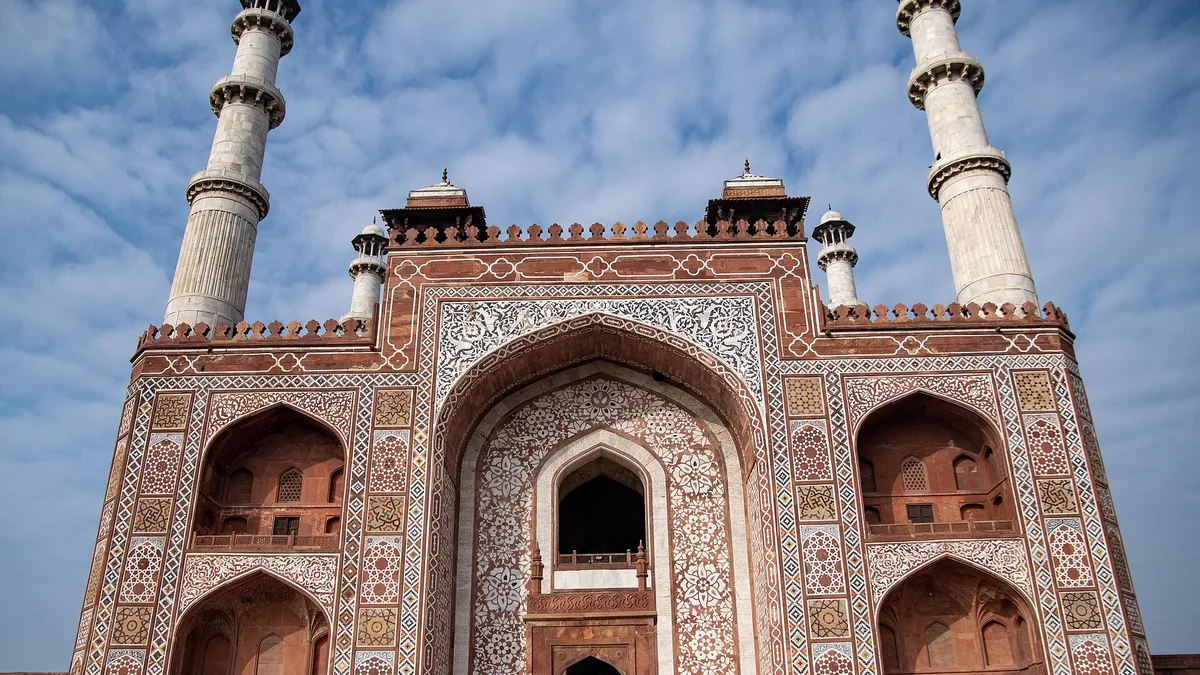 Ancient Bichpuri Fort in Bichpuri, Rajasthan – Delhi to Bichpuri Urbania on rent for family & group tours