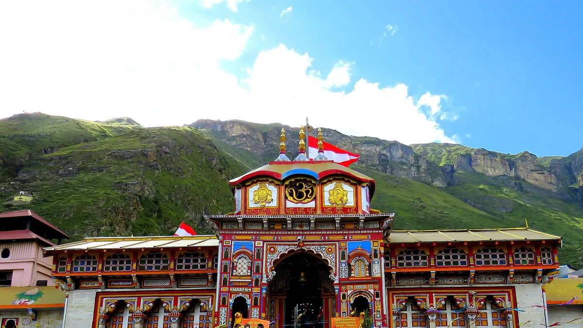 Chamoli Himalayan Mountain Valleys & Scenic Hillscapes in Chamoli, Uttarakhand – Delhi to Chamoli Urbania on rent for family & group tours