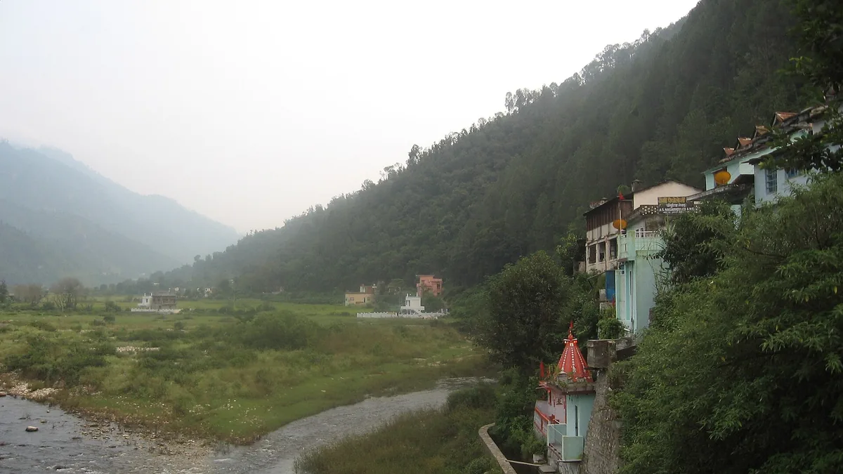 Chaukhutiya Himalayan Mountain Valleys & Scenic Hillscapes in Chaukhutiya, Uttarakhand – Delhi to Chaukhutiya Urbania on rent for family & group tours