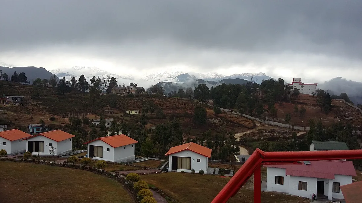 Chaukori Himalayan Mountain Valleys & Scenic Hillscapes in Chaukori, Uttarakhand – Delhi to Chaukori Urbania on rent for family & group tours
