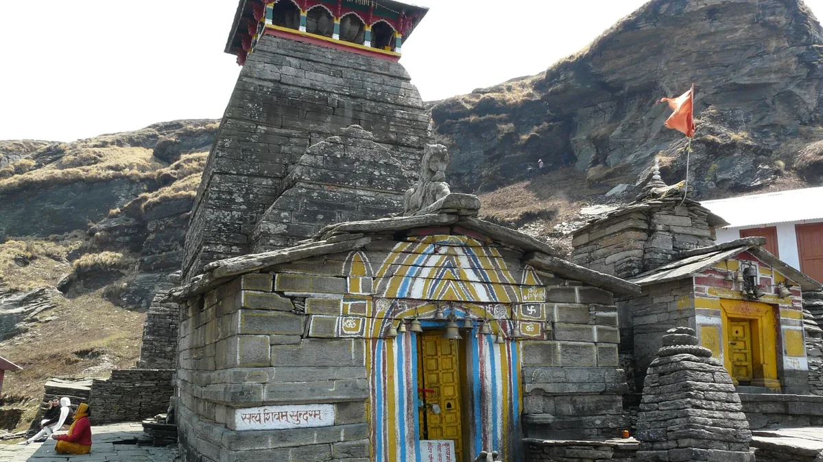 Mini Switzerland of India & Tungnath Himalayan Meadow in Chopta, Uttarakhand – Delhi to Chopta Urbania on rent for family & group tours