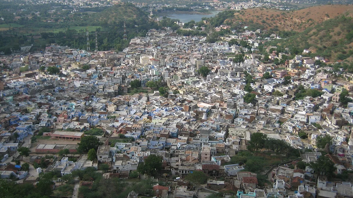 Ancient Dungarpur Fort in Dungarpur, Rajasthan – Delhi to Dungarpur Urbania on rent for family & group tours