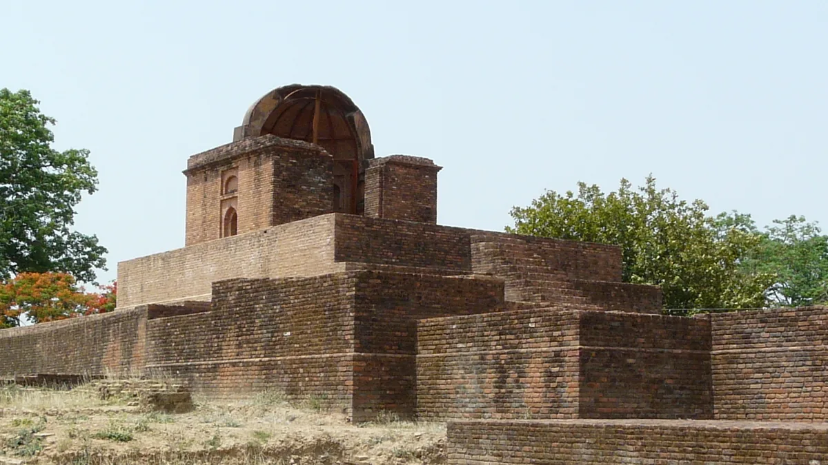 Ancient Gonda Fort in Gonda, Uttar Pradesh – Delhi to Gonda Urbania on rent for family & group tours