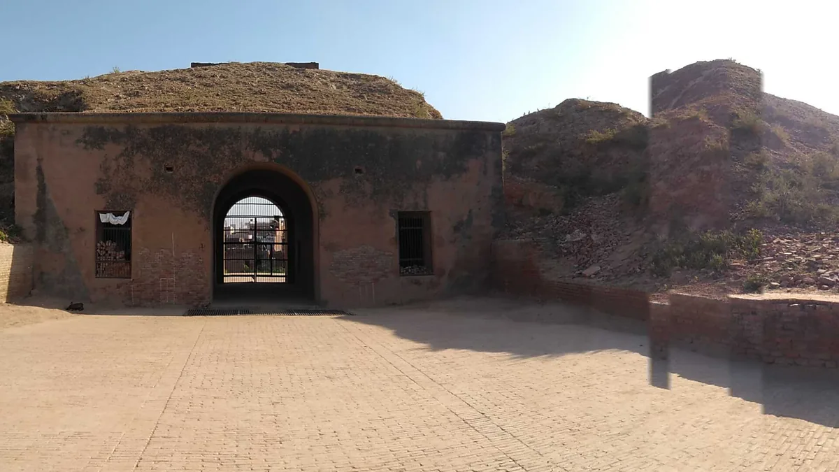 Asigarh Fort of Prithviraj Chauhan & Historic Baolis in Hansi, Haryana – Delhi to Hansi Urbania on rent for family & group tours