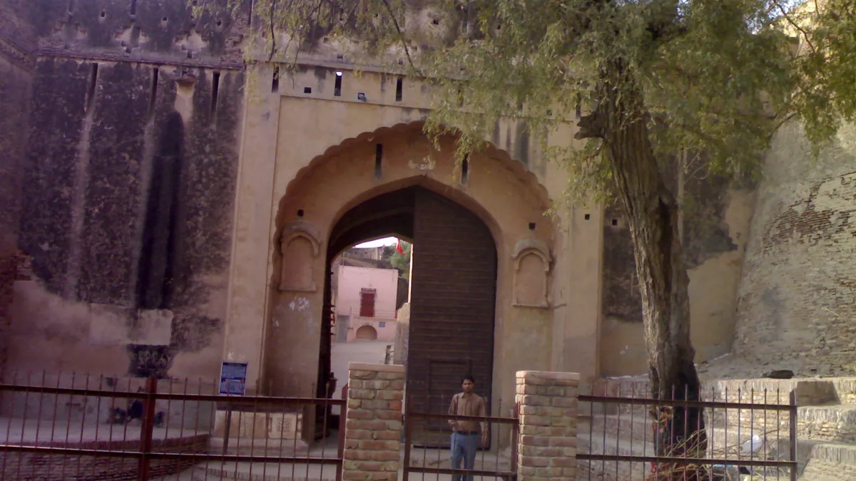 Hanumangarh Heritage Palaces & Historic Rajasthan Citadel in Hanumangarh, Rajasthan – Delhi to Hanumangarh Urbania on rent for family & group tours
