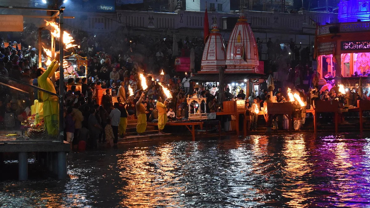 Har Ki Pauri Sacred Ghat & Evening Ganga Aarti in Haridwar, Uttarakhand – Delhi to Haridwar Urbania on rent for family & group tours