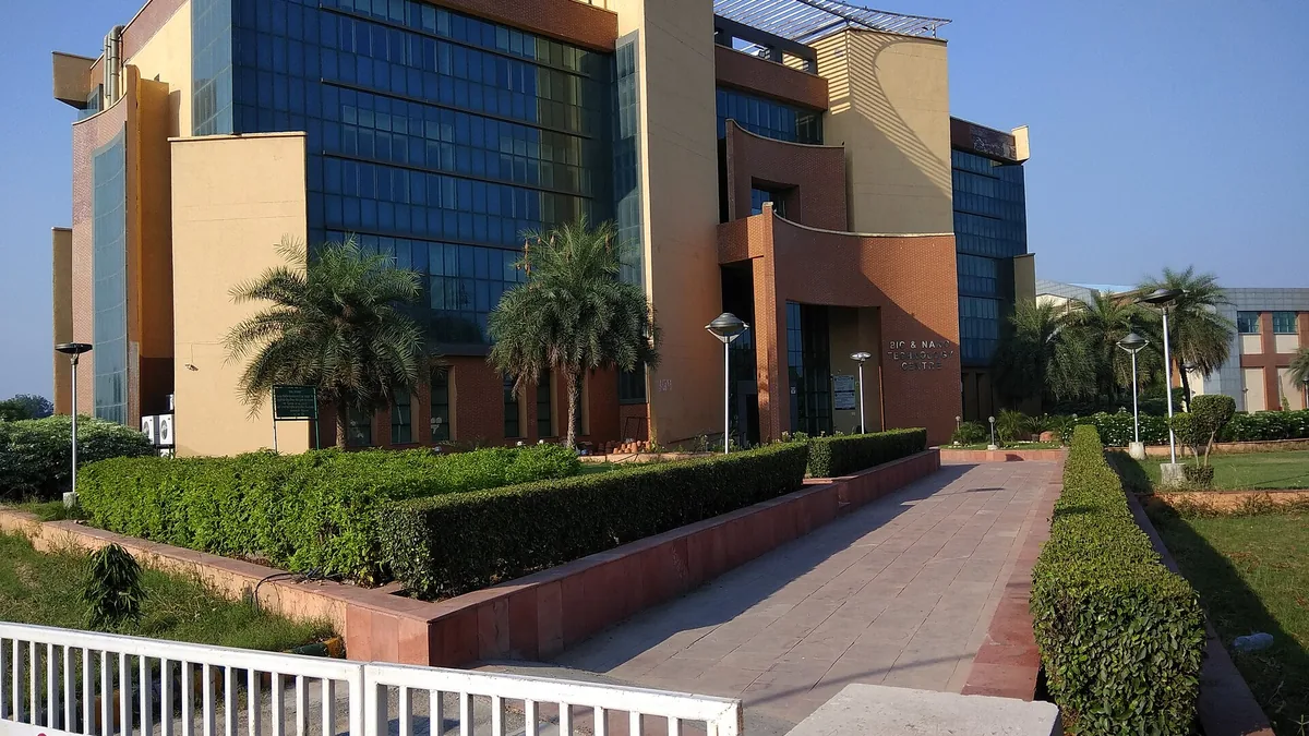 Firoz Shah Palace Complex & Lat Ki Masjid Heritage in Hisar, Haryana – Delhi to Hisar Urbania on rent for family & group tours