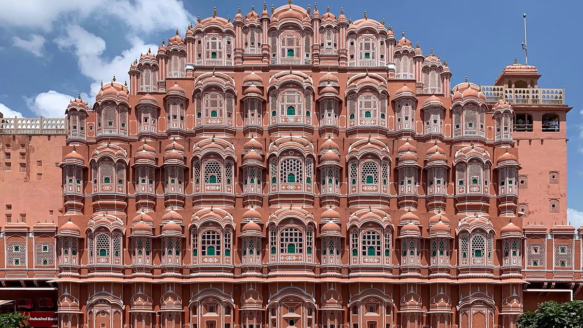 Hawa Mahal Palace of Winds & Amber Fort in Jaipur, Rajasthan – Delhi to Jaipur Urbania on rent for family & group tours
