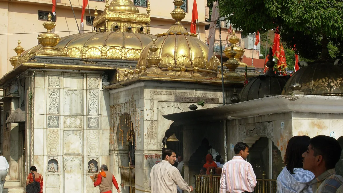 Jawalamukhi Himalayan Mountain Valleys & Scenic Hillscapes in Jawalamukhi, Himachal Pradesh – Delhi to Jawalamukhi Urbania on rent for family & group tours
