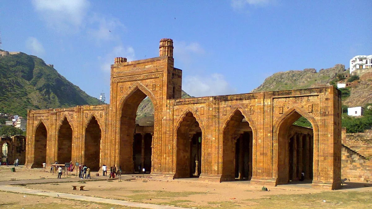 Kaloli (Rajasthan) Heritage Palaces & Historic Rajasthan Citadel in Kaloli (Rajasthan), Rajasthan – Delhi to Kaloli (Rajasthan) Urbania on rent for family & group tours
