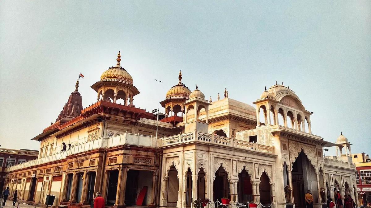 Ancient Karauli Fort in Karauli, Rajasthan – Delhi to Karauli Urbania on rent for family & group tours