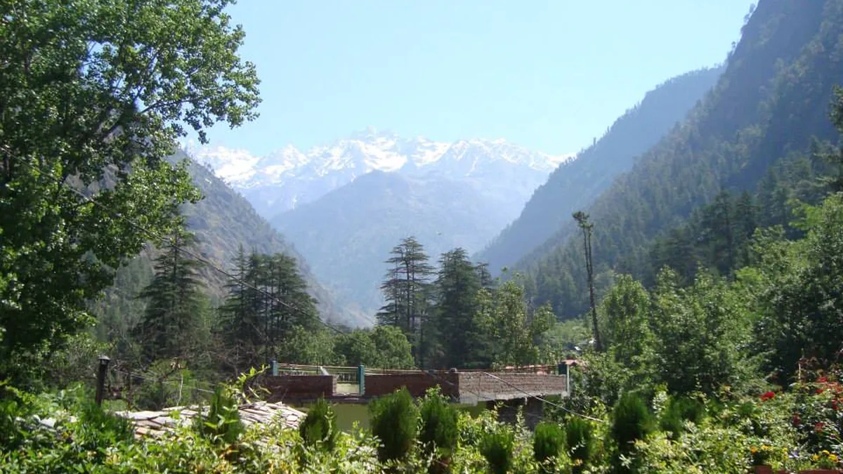 Parvati River Valley & Pine Cedar Woodlands in Kasol, Himachal Pradesh – Delhi to Kasol Urbania on rent for family & group tours