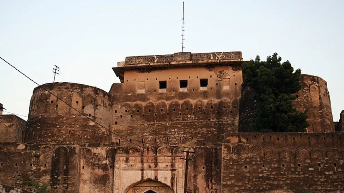 Ancient Kishangarh Fort in Kishangarh, Rajasthan – Delhi to Kishangarh Urbania on rent for family & group tours