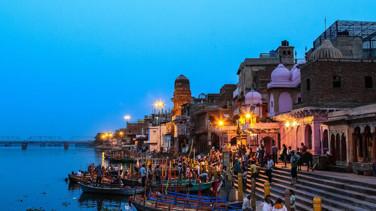 Shri Krishna Janmasthan & Yamuna Riverfront Ghats in Mathura, Uttar Pradesh – Delhi to Mathura Urbania on rent for family & group tours