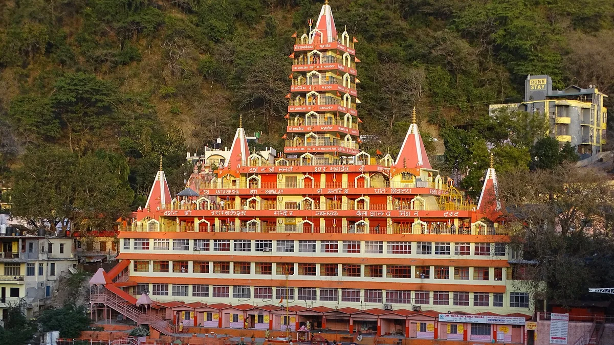 Ram Jhula Suspension Bridge & Holy River Ganga in Rishikesh, Uttarakhand – Delhi to Rishikesh Urbania on rent for family & group tours