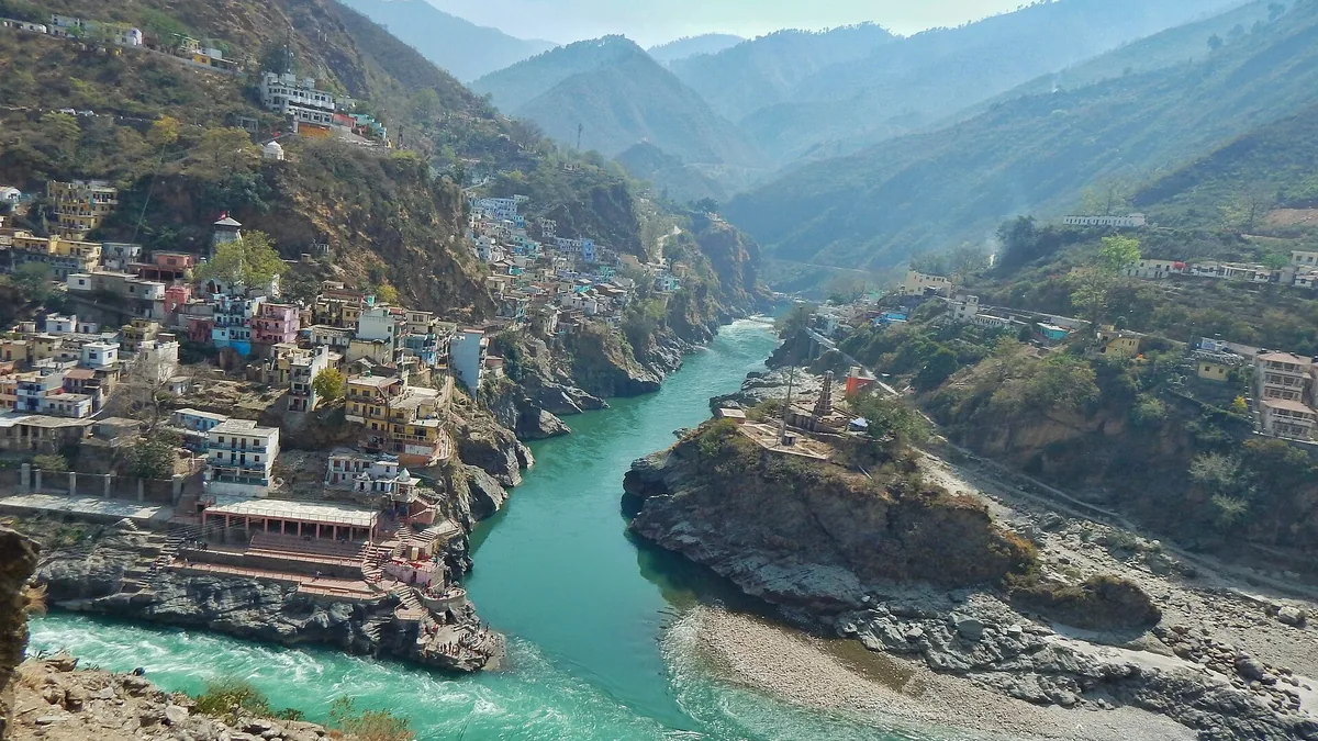 Tehri Garhwal Himalayan Mountain Valleys & Scenic Hillscapes in Tehri Garhwal, Uttarakhand – Delhi to Tehri Garhwal Urbania on rent for family & group tours