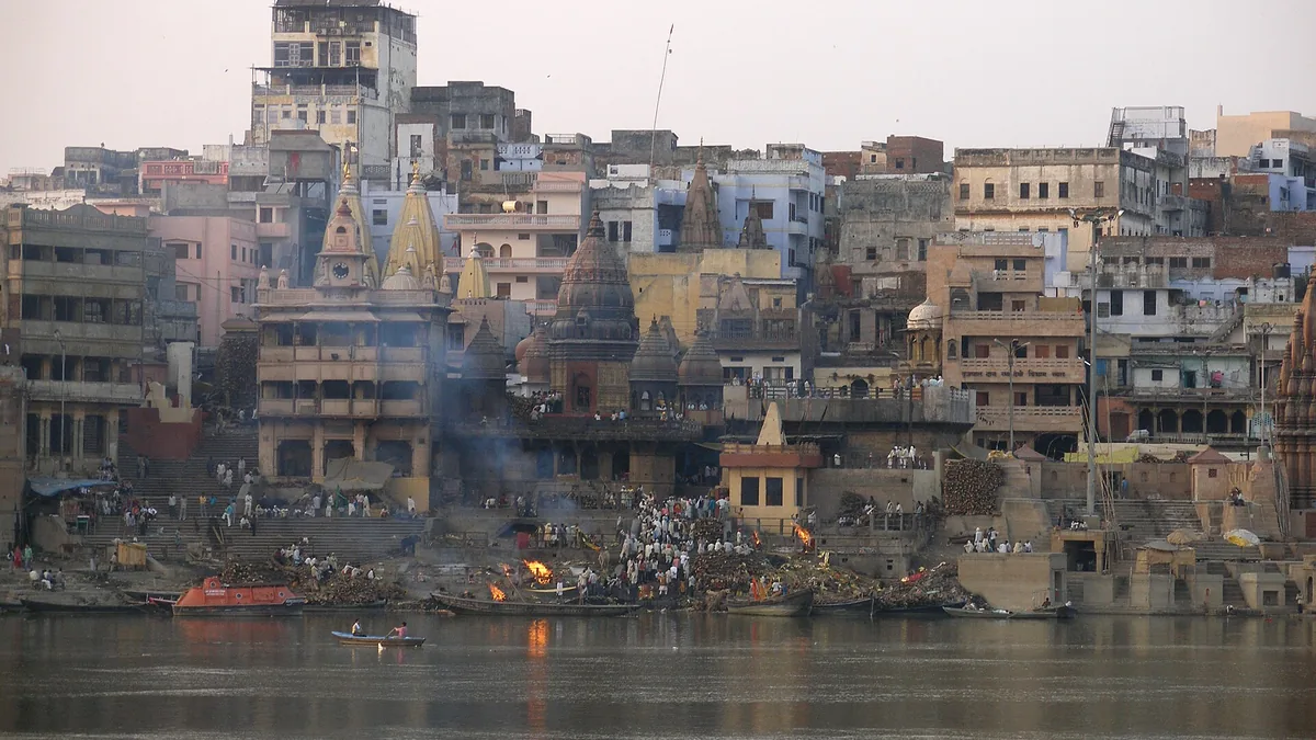 Kashi Vishwanath Temple & Ganga Riverfront Ghats in Varanasi, Uttar Pradesh – Delhi to Varanasi Urbania on rent for family & group tours