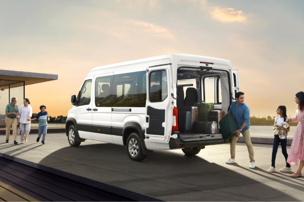 Luxury Toyota Urbania in Delhi